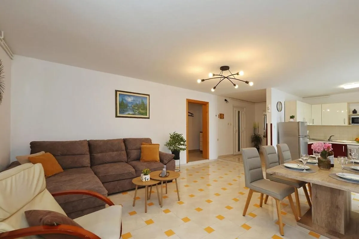Donje RastaneFlat With Private Pool Rastaneアパートメント