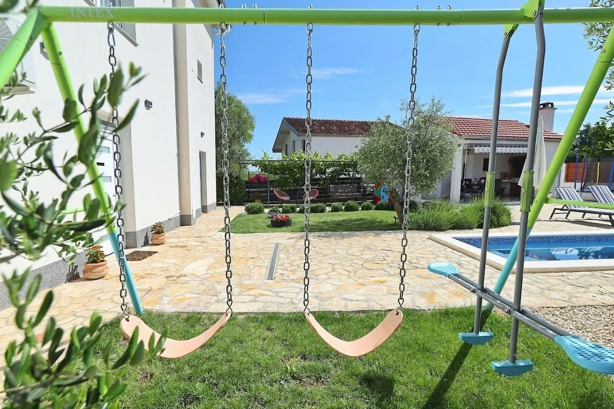 Donje RastaneFlat With Private Pool Rastaneアパートメント アパート