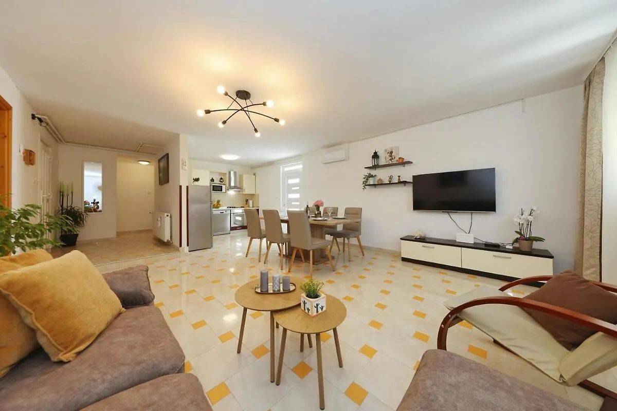 Donje RastaneFlat With Private Pool Rastaneアパートメント